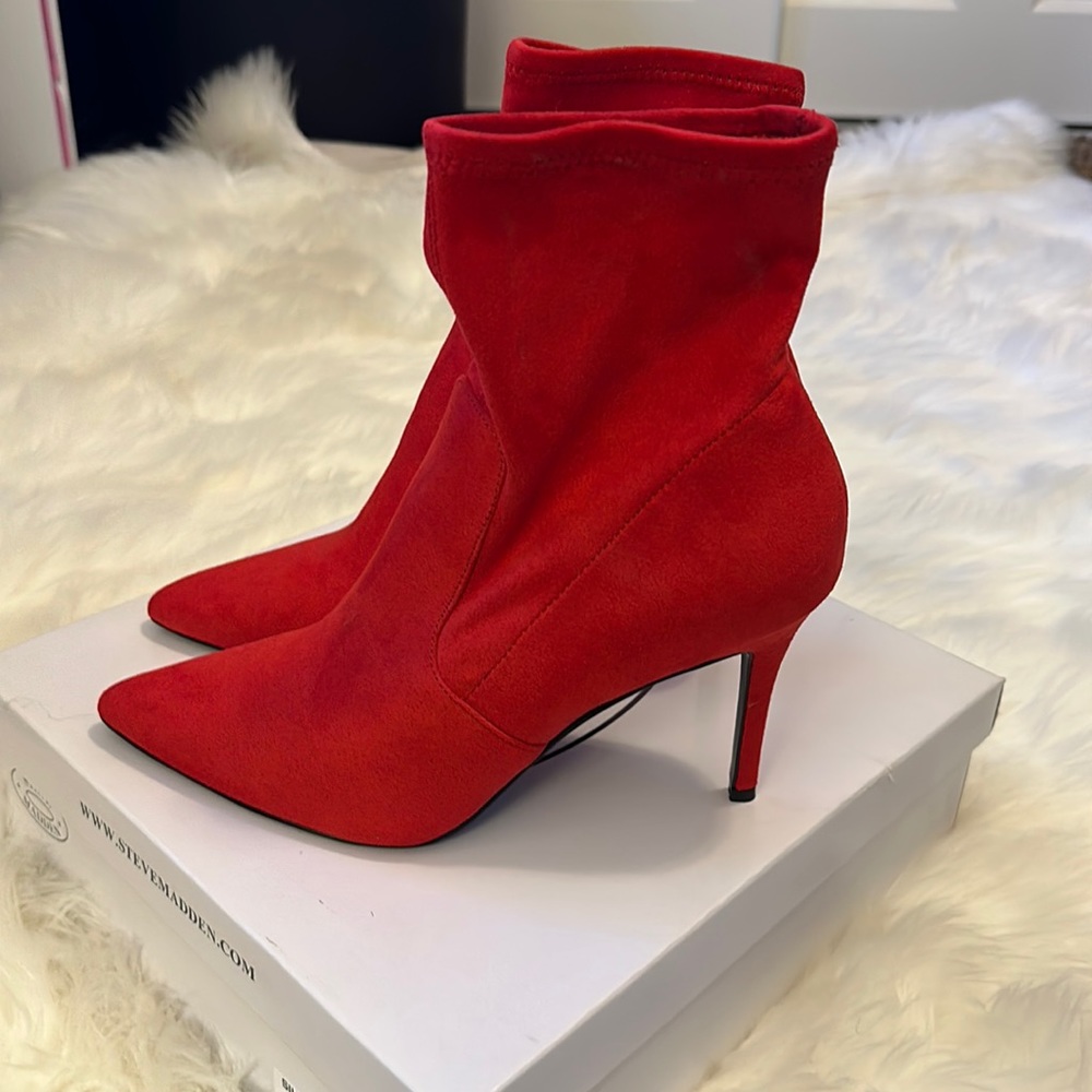 STEVE MADDEN RED SOCK ANKLE BOOTIE’S 🔥🔥🔥 Size: 10